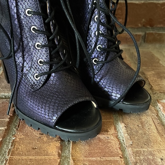 NWOT Katy Perry The Monica Open Toe Purple Snakeskin Booties - Picture 2 of 8